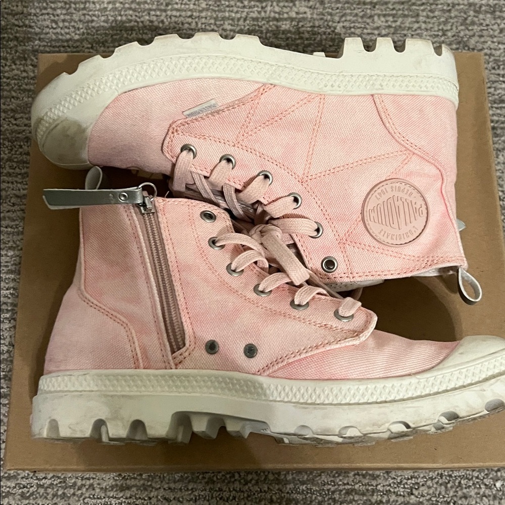 GUC, PALLADIUM SNEAKER BOOTS, LT. PINK SIZE 7.5